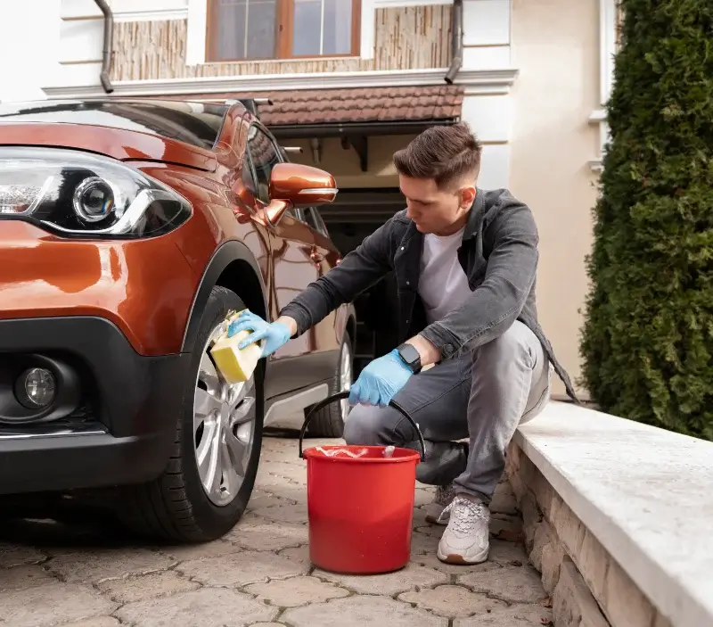 Lavage auto à domicile Masevaux-Niederbruck : professionnel intervenant sur un véhicule